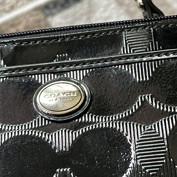 Coach Patent Wristlet EUC - Picture 5 of 8
